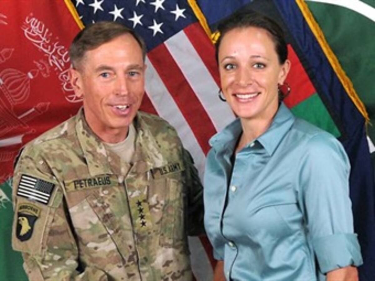 Ordenan investigar a John Allen por escándalo extramatrimonial de jefe de la CIA