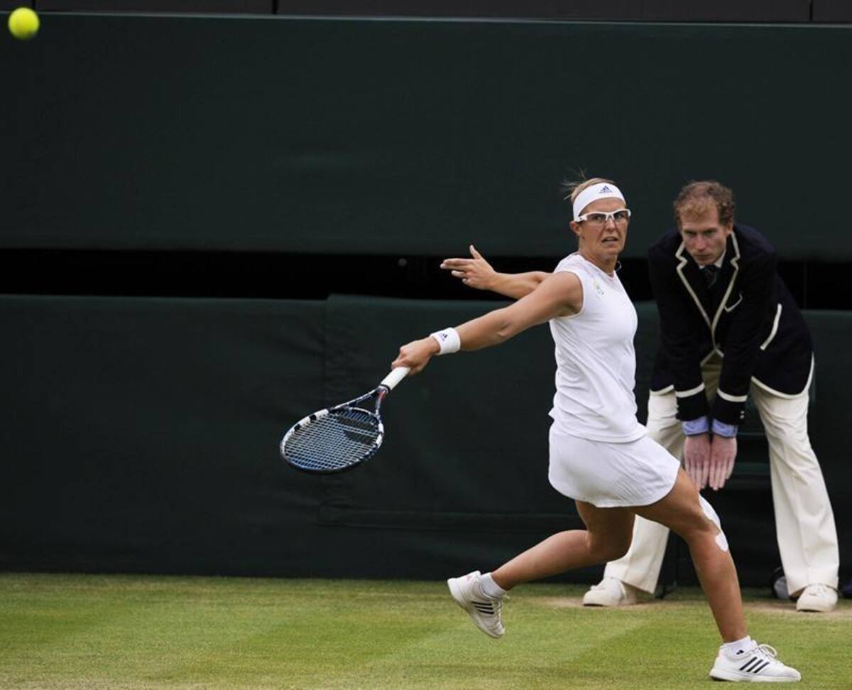 La tenista belga Kirsten Flipkens devuelve la bola durante el partido de cuartos de final del torneo de Wimbledon.