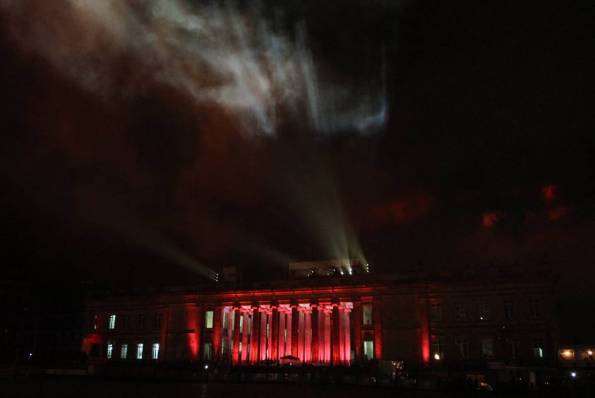 El Instituto Distrital de Turismo ha consolidado una agenda de más de 250 eventos culturales, deportivos y artísticos; cabe anotar que la fiesta de luces de Lyon no tiene impactos ambientales negativos.