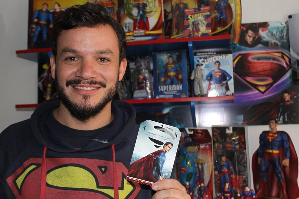 Desde el beso que ambos se dieron para el video de 'Huír de mí' de la agrupación Levit, en donde Simón es vocalista, se rumora que mantienen una relación sentimental.