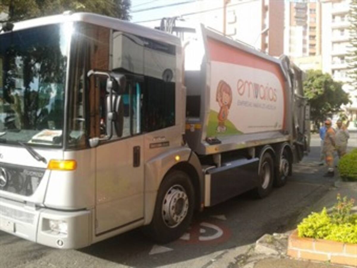 Comienzan pruebas de carros recolectores de basura a gas en Medellín