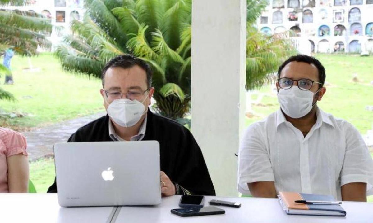 El magistrado Alejandro Ramelli y el magistrado auxiliar Hugo Escobar, en cementerio de Dabeiba. Cortesía: JEP