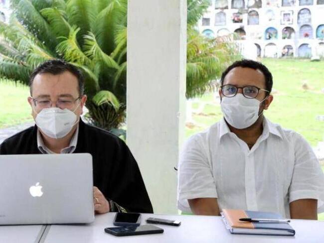 El magistrado Alejandro Ramelli y el magistrado auxiliar Hugo Escobar, en cementerio de Dabeiba. Cortesía: JEP
