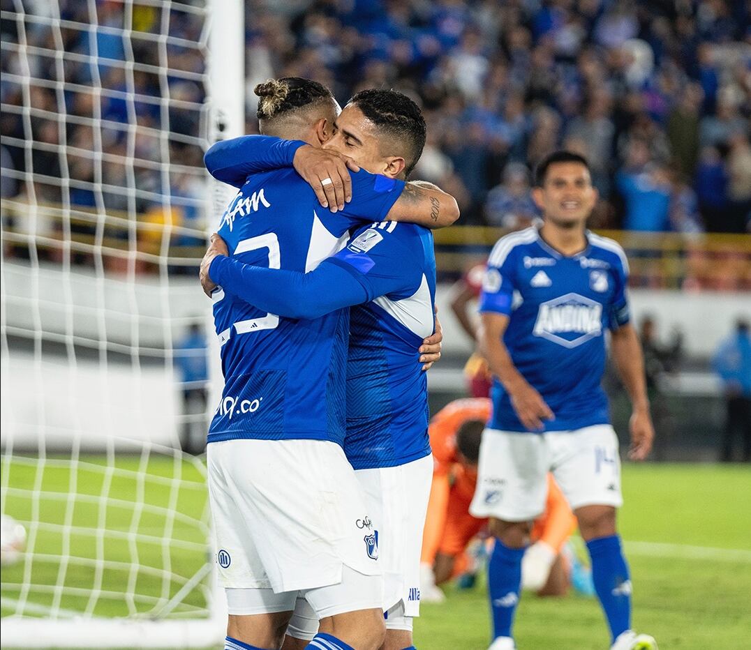 Leonardo Castro festeja el gol con Daniel Cataño / Twitter: @millosfcofial.
