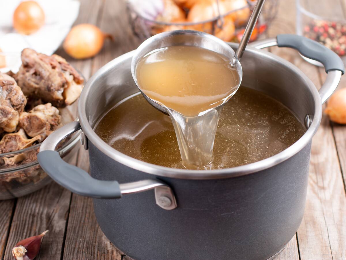Esta es la verdad del caldo de huesos, según especialistas: recomendaciones y propiedades