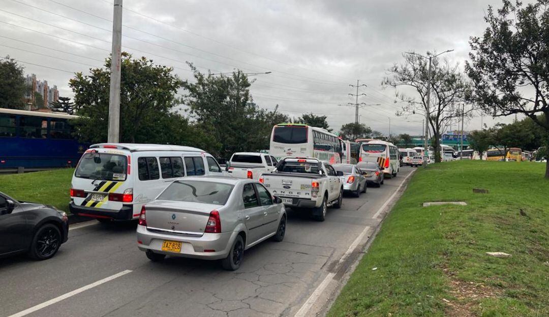 Los más afectados son los niños de las rutas escolares que pasan hasta cinco horas al día en un trancón. 