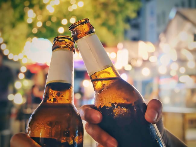 ¿Es mejor la cerveza en lata o en botella? Científicos resolvieron la discusión