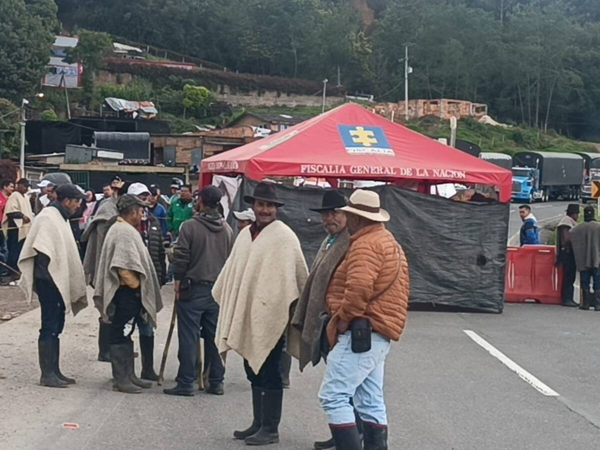 Comerciantes en La Mesa completan 48 horas de protestas con bloqueos en la vía hacia Mosquera