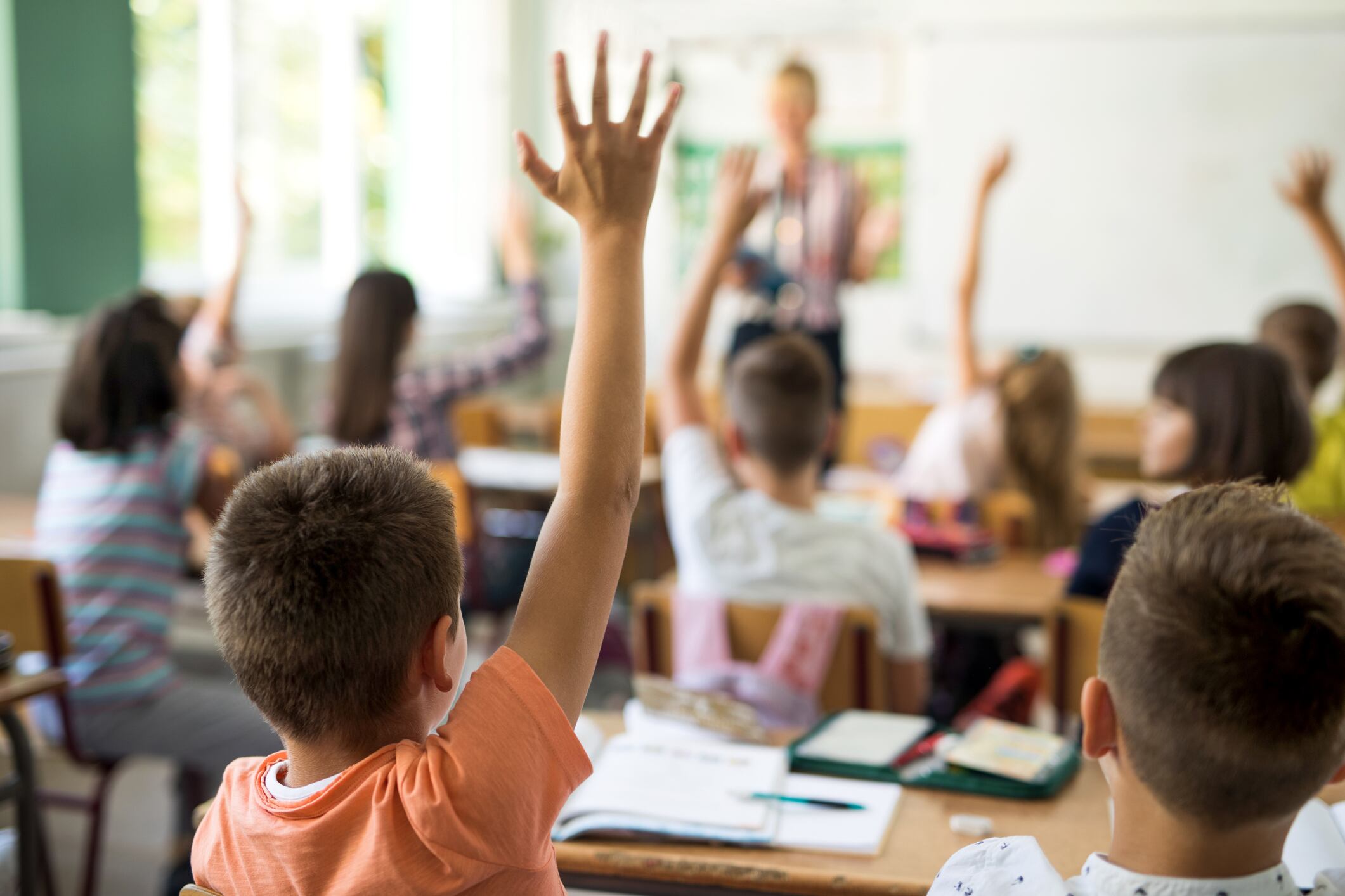 Imagen de referencia de estudiantes en colegio. Foto: Getty Images.