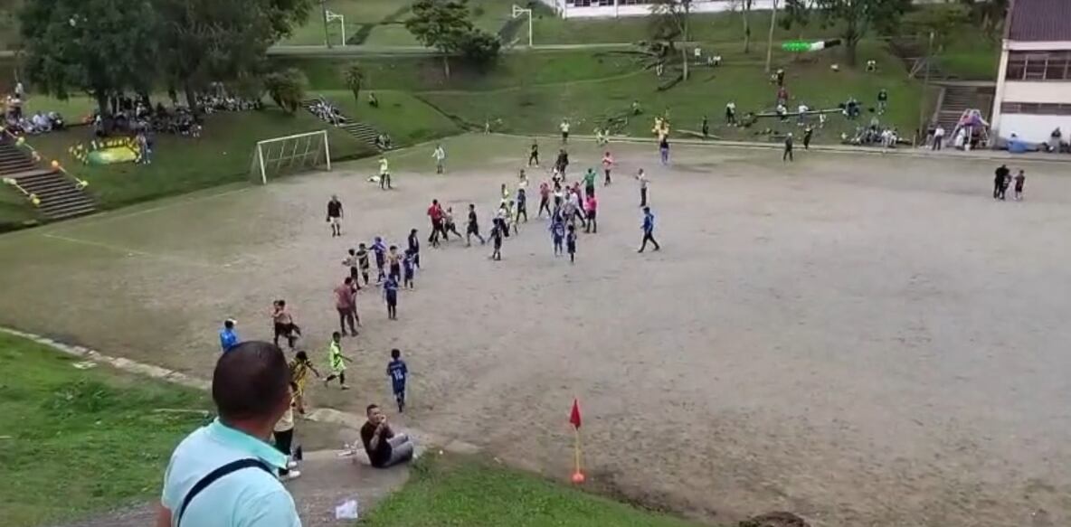 El partido se disputó en una de las canchas de la Institución Educativa INEM Baldomero Sanín, en Manizales.