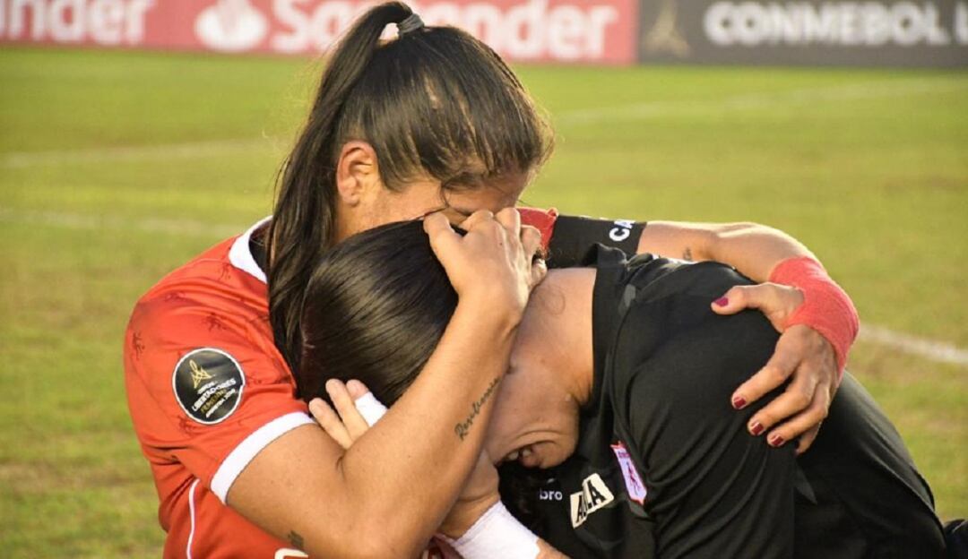 Catalina Usme y Katherine Tapia festejan en medio del llanto la clasificación de América a la final de la Copa Libertadores Femenina.