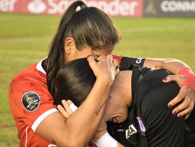 Catalina Usme y Katherine Tapia festejan en medio del llanto la clasificación de América a la final de la Copa Libertadores Femenina.