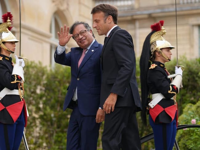 Macron acuerda impulsar propuesta  de Petro sobre cambio de deuda por acción climática