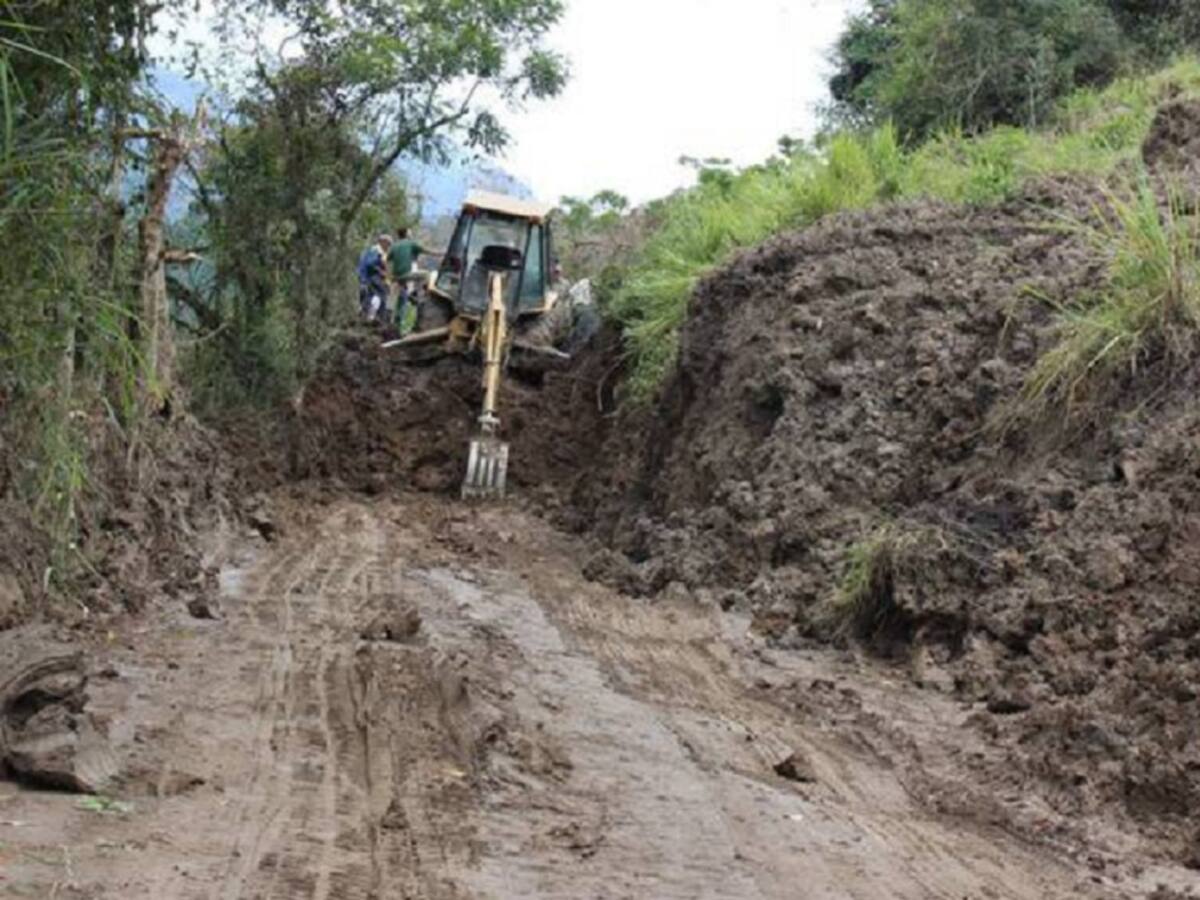 Avanzan labores de contención en caída de viviendas en Convención