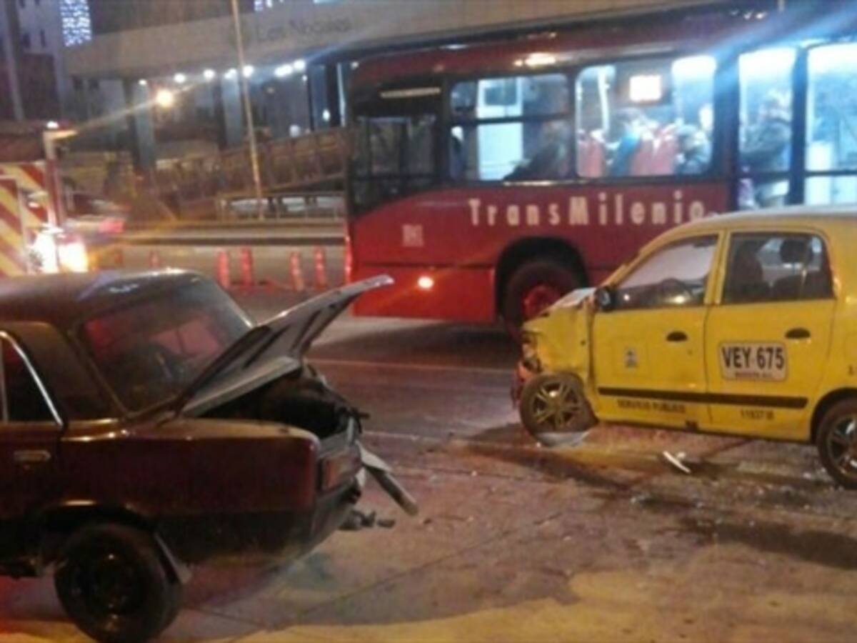 Dos heridos por accidente de un taxi y un carro en el norte de Bogotá