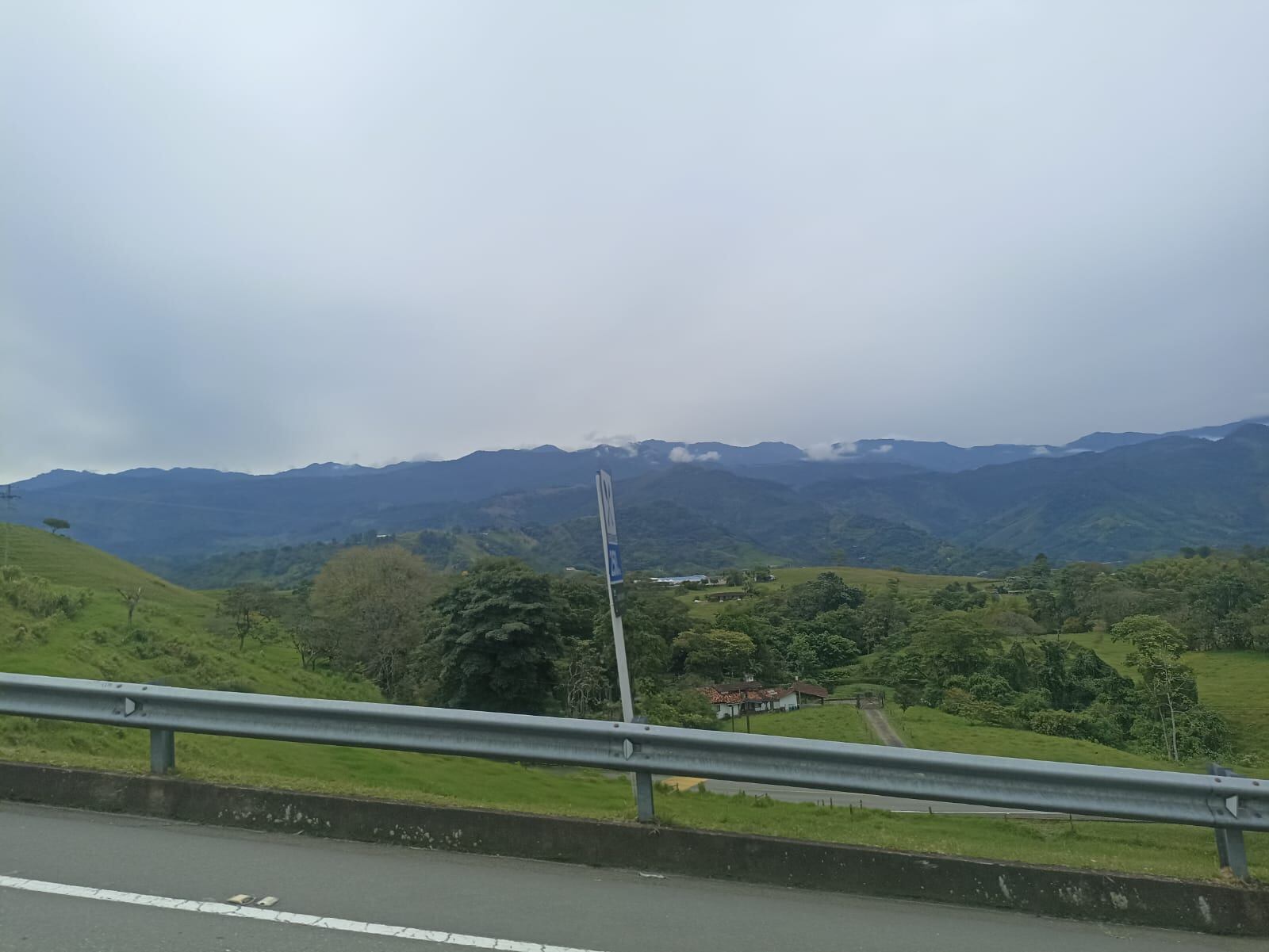 Hermosos paisajes desde autopistas del café en el Quindío