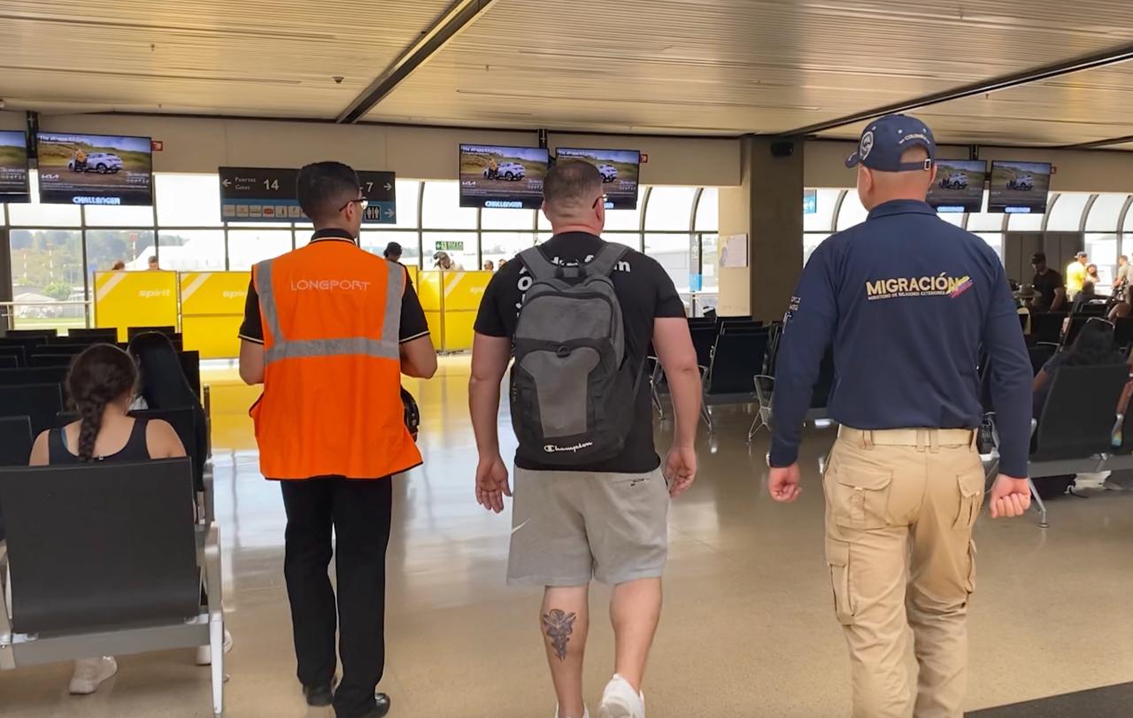 Extranjero fue inadmitido en Medellín por ser posible agresor sexual. Foto: Migración