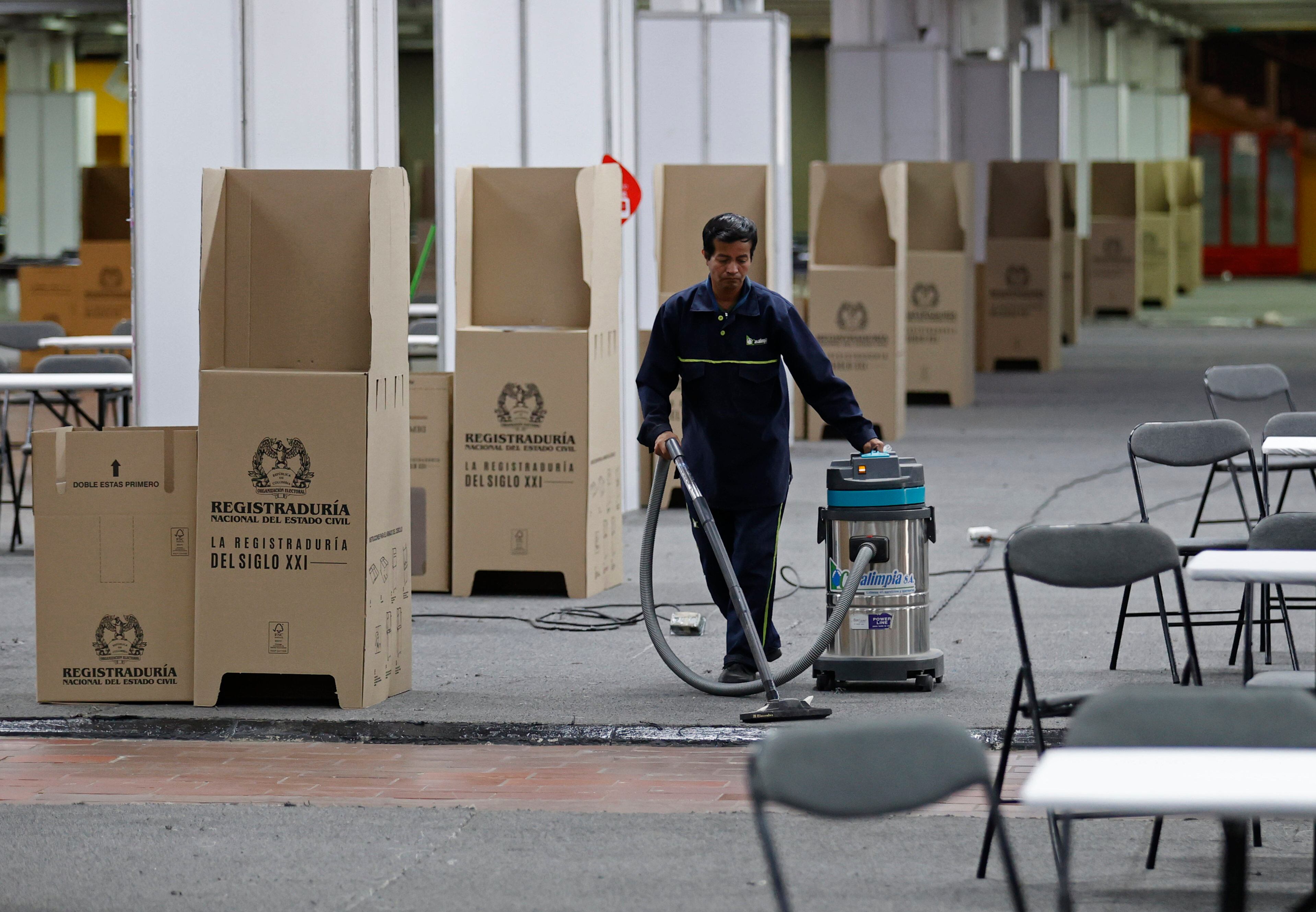 Este domingo los colombianos elegirán alcaldes, gobernadores concejales, diputados regionales, ediles y miembros de las juntas administrativas locales. EFE/ Mauricio Dueñas Castañeda