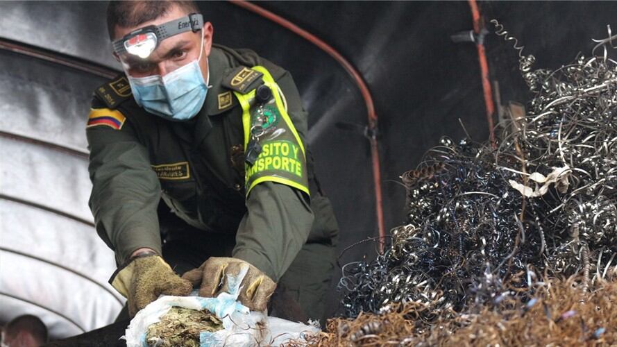 La Policía Nacional logró la captura de dos hombres y la incautación de 232 kilos de marihuana en vías de Manizales. Foto: Policía Nacional