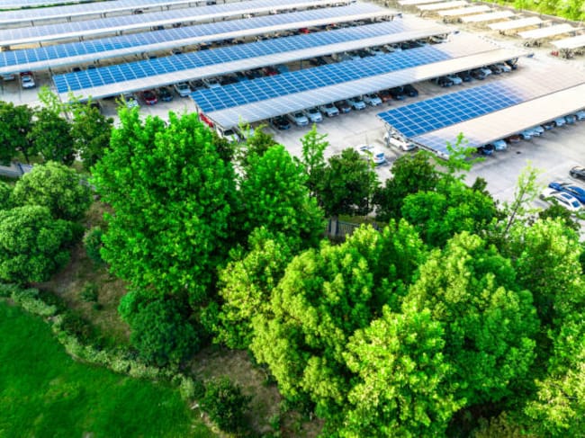 Es una tecnología limpia que transforma la luz del sol en electricidad mediante el efecto fotoeléctrico | Foto: GettyImages.
