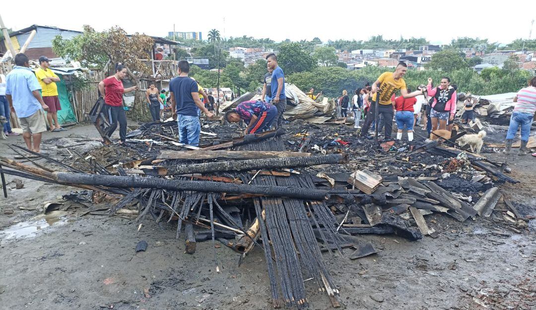 30 menores de edad y 49 adultos damnificados por incendio en Armenia