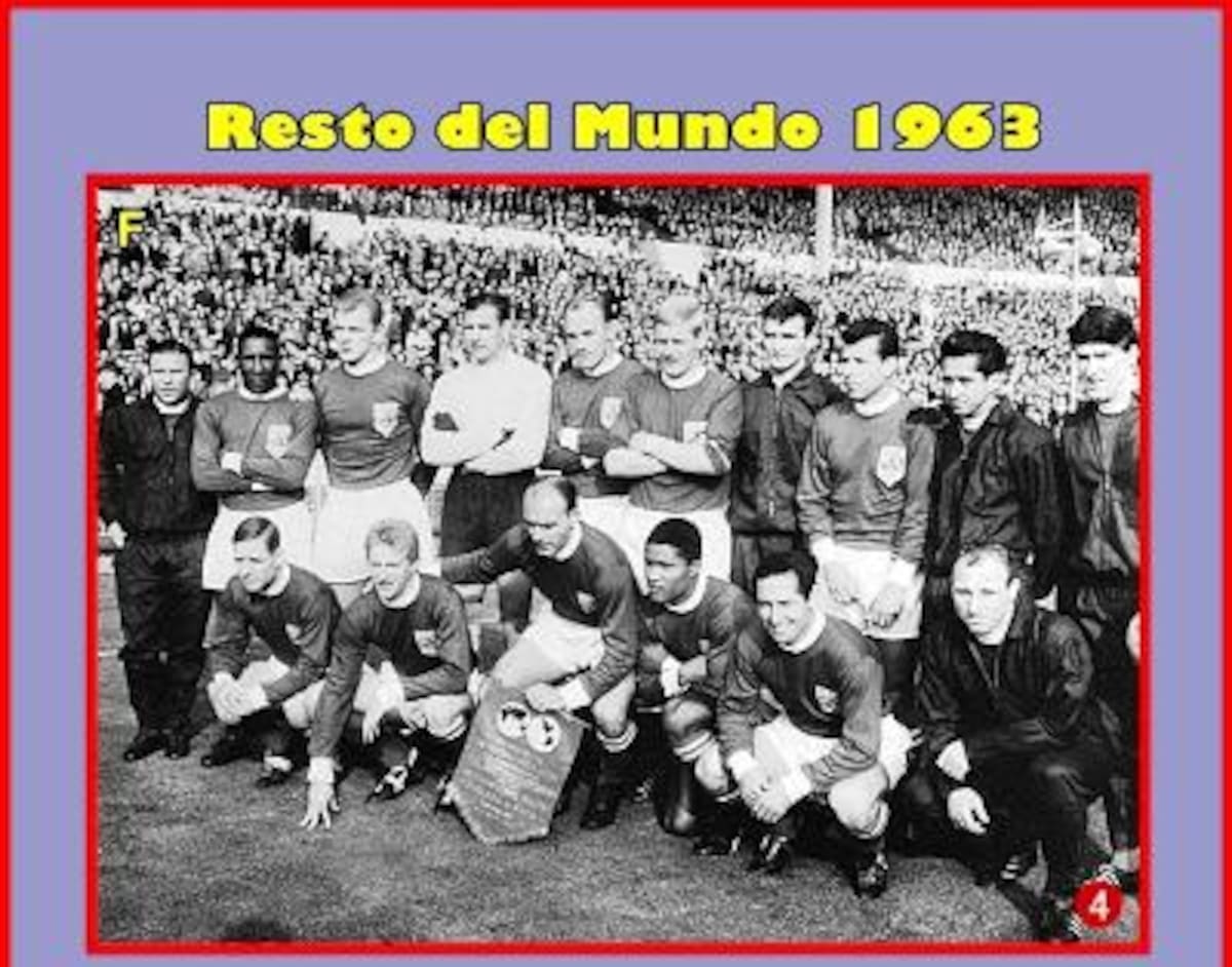 RESTO DEL MUNDO 1963DE PIE IZQ-DER: Puskas, D. Santos, Yashín, Novak, Schnelliger, Soskic, Masopust, Eyzaguirre y Baxter.ABAJO IZD-DER: Raymond Kopa, Denis Law, Di Stéfano, Eusebio, Francisco Gento y  Wue Seeler.