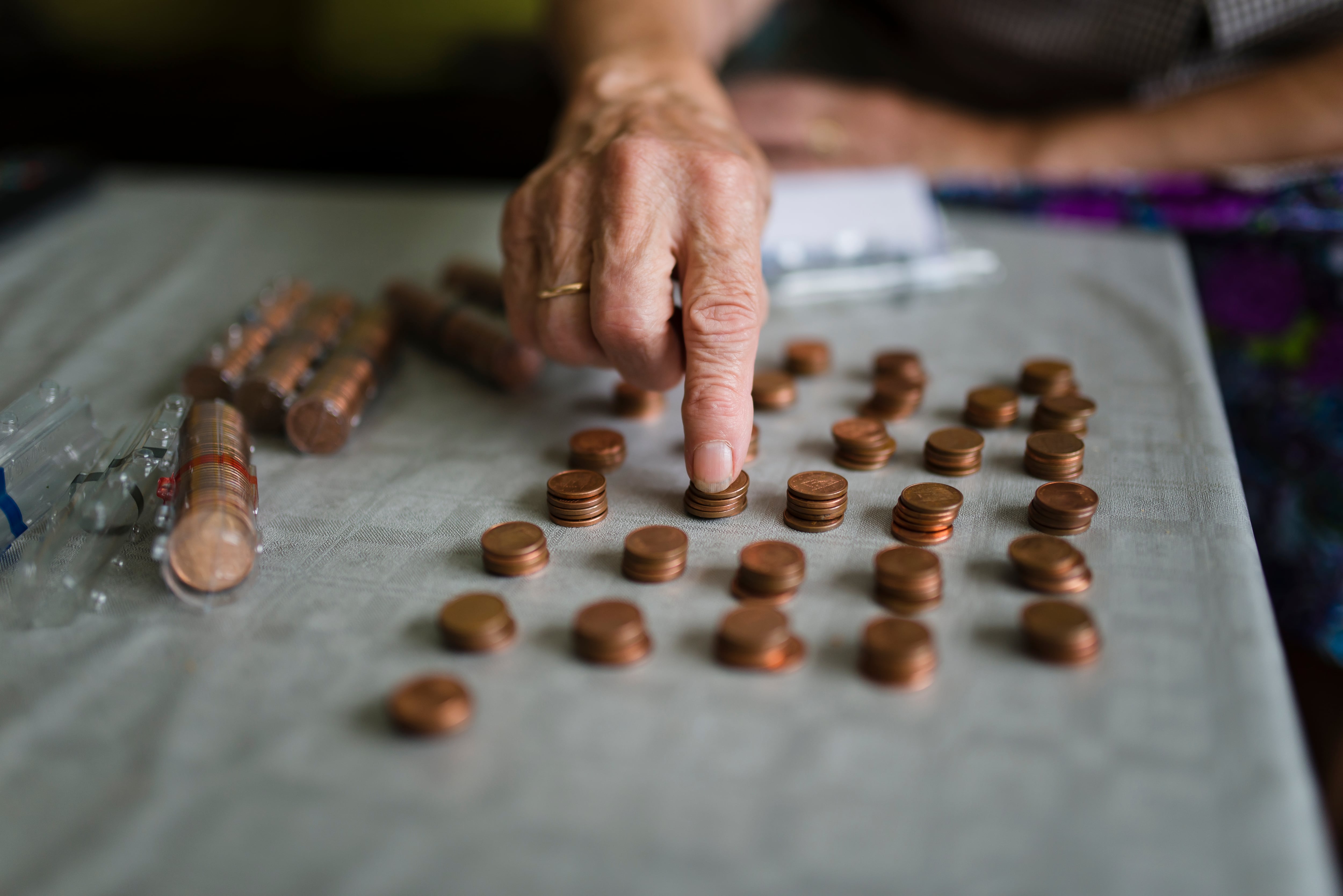 Mujer mayor contando monedas (Getty Images)