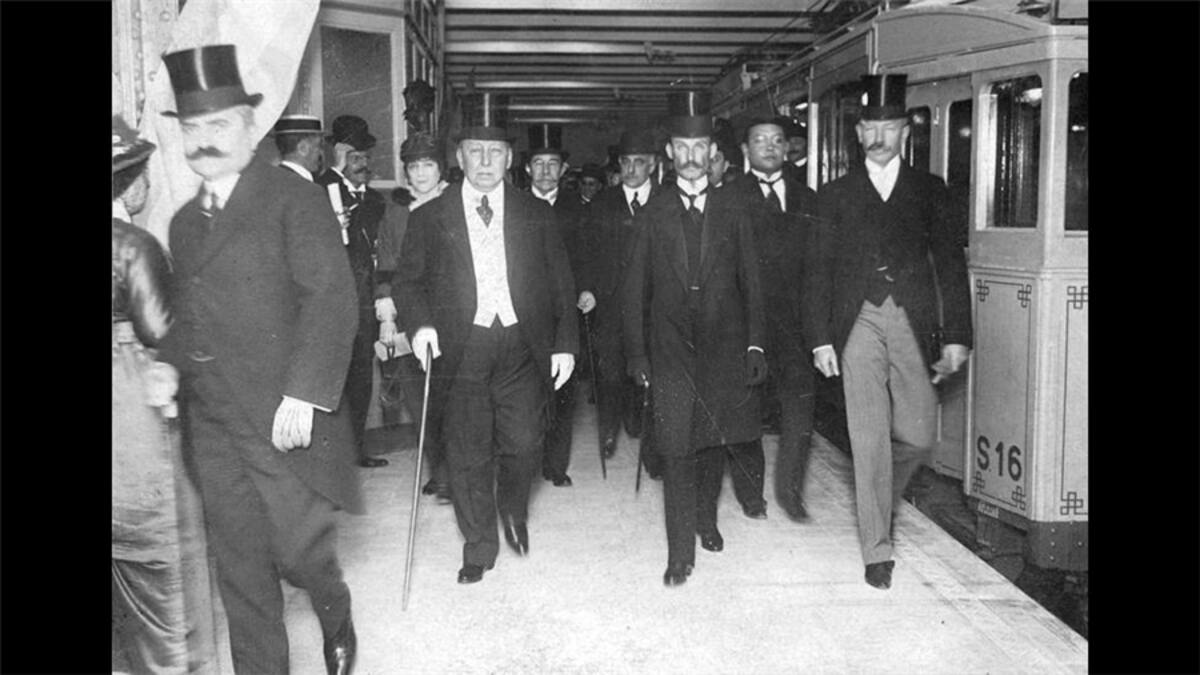 La llegada del metro -o "subte", como le dicen los argentinos- revolucionó el transporte de la ciudad de Buenos Aires. Con la idea de abrir un túnel de siete kilómetros, el 15 de septiembre de 1911 comenzaron las excavaciones a cielo abierto, en las que trabajaron más de 1.500 personas con máquinas a vapor.