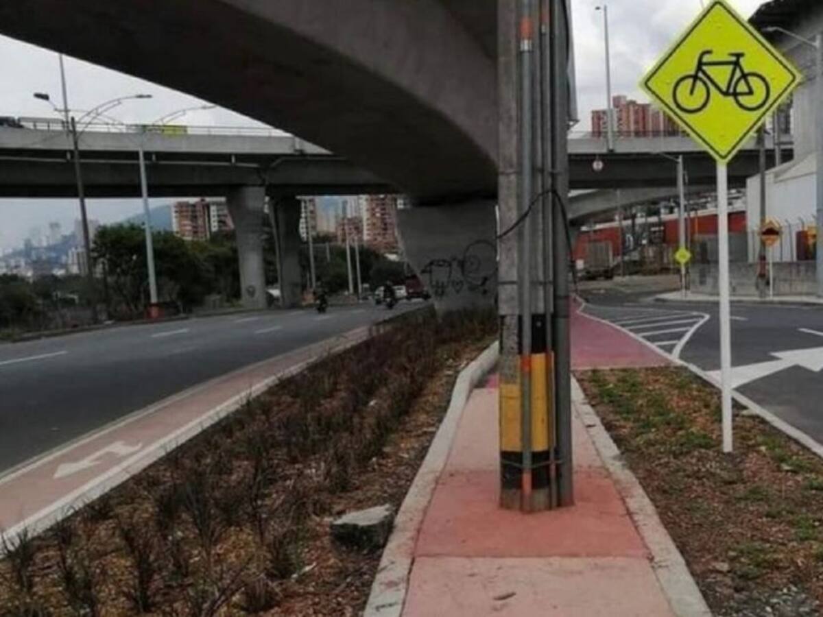 Retiran poste que quedó en mitad de la ciclorruta en Envigado