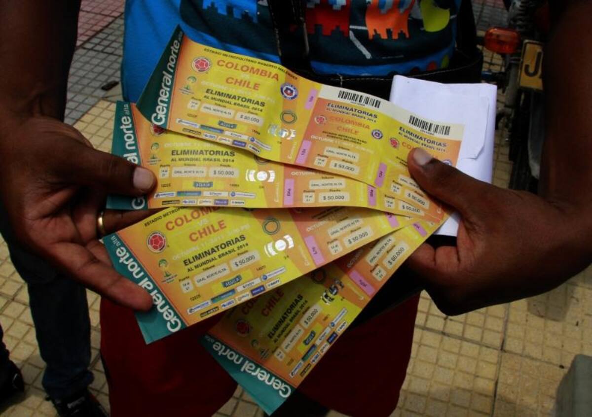 Los aficionados recibieron sus entradas en el coliseo de baloncesto Elías Chegwin para las tribunas laterales y en la oficina de Ossa y Asociados para oriental y occidental.