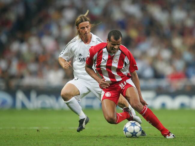 Guti, jugador del Real Madrid, ante Rivaldo, jugador del Olympiacos (Photo by Michael Regan - PA Images via Getty Images)