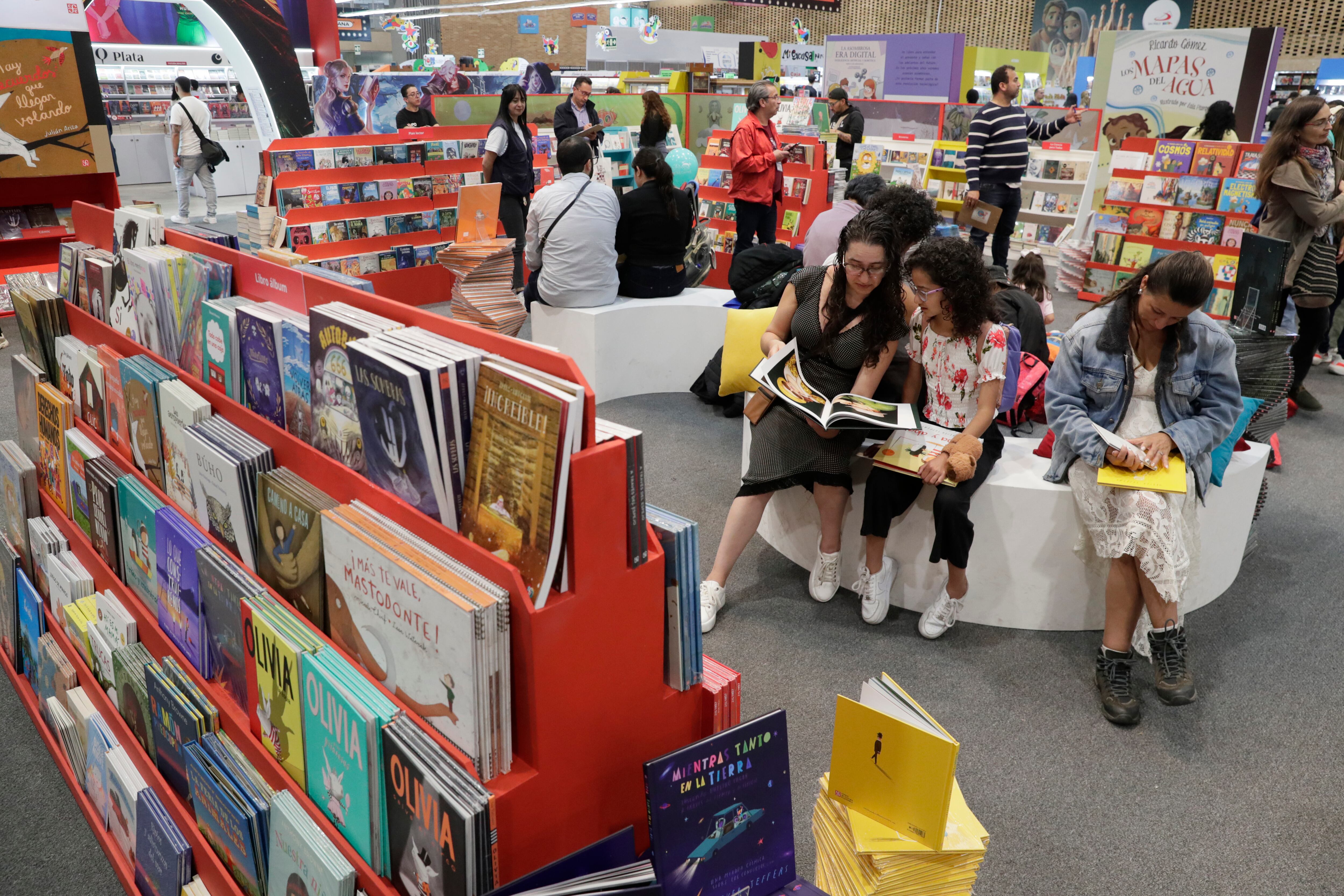 AME3090. BOGOTÁ (COLOMBIA), 27/04/2025.- Personas asisten a la XXXVII Feria Internacional del Libro de Bogotá (FILBo 2025) este domingo, en el recinto ferial de Corferias en Bogotá (Colombia). EFE/ Carlos Ortega
