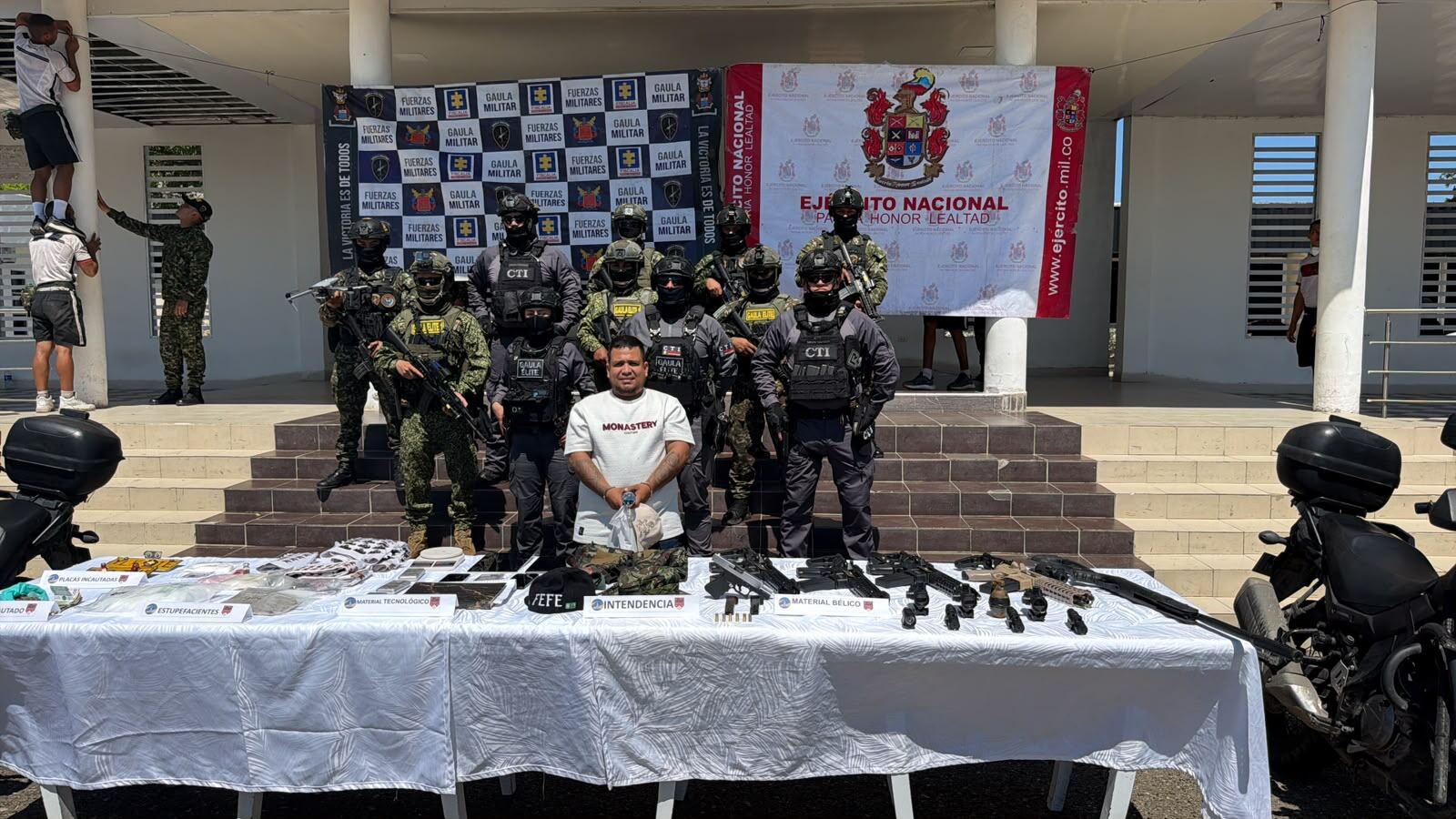 Capturan a alias ‘Samir’, presunto cabecilla criminal, y decomisan arsenal de guerra en Santa Marta/ Ejército