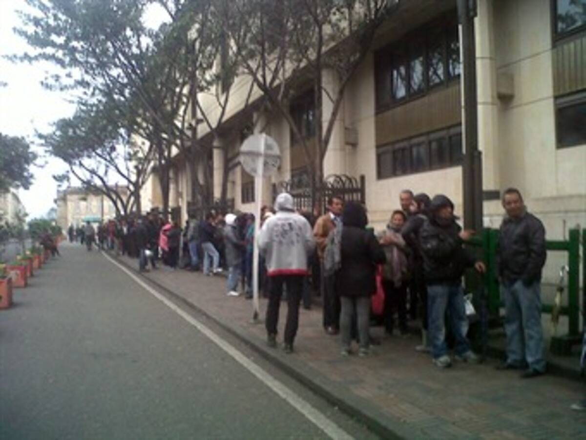 Damnificados de relleno sanitario Doña Juana hacen largas filas en el Palacio de Justicia