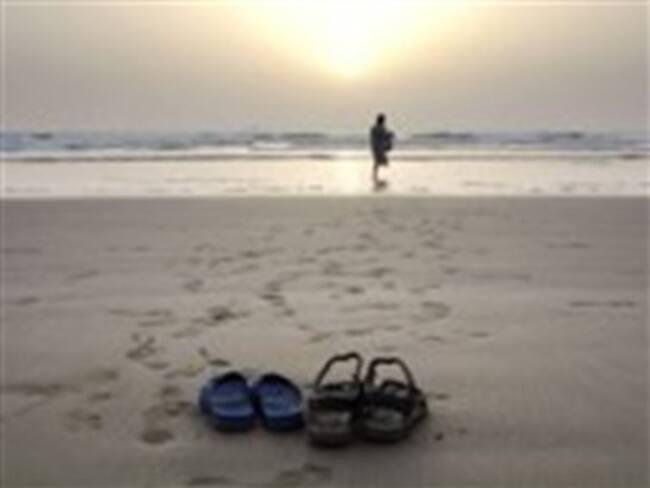 Encuentran pies humanos en playas de Canadá