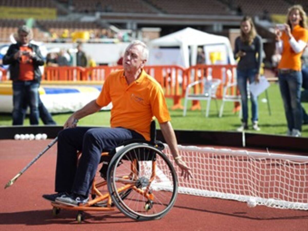 Cruyff jugó hockey en silla de ruedas en el Open Day de su fundación