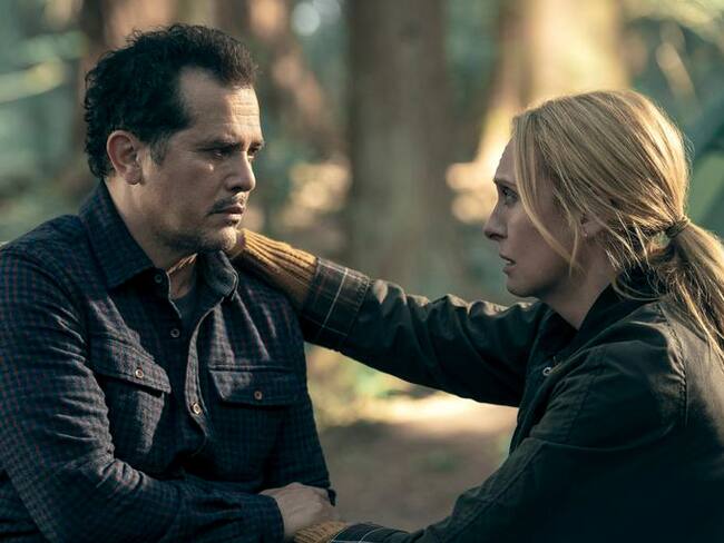 Se encuentra en la plataforma de Prime Video, ‘The Power’, la nueva serie donde el poder femenino está destinado a conquistar el mundo, este drama de 9 capítulos iniciales, pone en escena a un grupo de jóvenes que dé a pocos experimentan una serie de cambios, entre ellos producir electricidad. dentro de los protagonistas está el colombiano John Leguizamo.
La historia de ‘The Power’ sucede en este mundo, pero con un giro en la naturaleza. Repentinamente y sin advertencia alguna, las adolescentes desarrollan el poder de electrocutar a la gente a voluntad. Se sitúa en varias partes de mundo, como Londres, Seattle, Nigeria y Europa del Este, mientras el Poder va evolucionando de una sensación de hormigueo en las adolescentes, hasta generar un cambio completo en el balance de poder del mundo.
En rueda de prensa el actor colombiano John Leguizamo, quien participa en ‘The Power’ como Rob López, habla sobre el por qué decide participar en la serie, “Me encantó el tema. Era fascinante, toma lugar en muchas partes del mundo, la diversidad del reparto es fantástica. La ideología feminista con MeToo y Times Up es increíble. Es un momento muy interesante de nuestra historia que se refleja en esta ficción especulativa”.
Sobre su papel Leguizamo señala, “Rob es más un tipo que se deja llevar, cómodo con su masculinidad y siendo un padre que se queda en casa. Ama a una mujer fuerte; se nutre de eso porque ella lo motiva. Margot (Toni Collette) es increíblemente ambiciosa, capaz de lidiar con la vida familiar, los negocios y la política, mientras que su carrera en la industria farmacéutica no es lo más importante para él”.
Leguizamo trabaja junto a la actriz Toni Collette quien interpreta a la alcaldesa Margot Cleary-Lopez siendo su esposa, al actuar con ella el colombiano afirma, “Toni es una de esas actrices con talento natural, que cree en su trabajo y deja su ego a la puerta del camerino. Todos los días aportaba positividad y alegría en el set. Vulnerable y divertida en las escenas más difíciles. Solo con su talento nos hizo mejores a todos”.
‘The Power’ también cuenta con la actuación de Auli’i Cravalho como Jos Cleary-Lopez; Toheeb Jimoh como Tunde Ojo; Josh Charles como Daniel Dandon; Eddie Marsan como Bernie Monke; Ria Zmitrowicz como Roxy Monke; Zrinka Cvitešić como Tatiana Moskalev; Halle Bush como Allie Montgomery entre otros y está disponible en la plataforma de Prime Video.