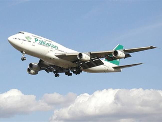 Dos detenidos tras el desvío de un avión paquistaní en el Reino Unido