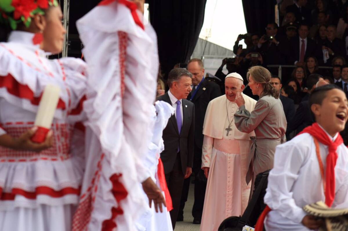 Miles de colombianos esperan el paso del papa.