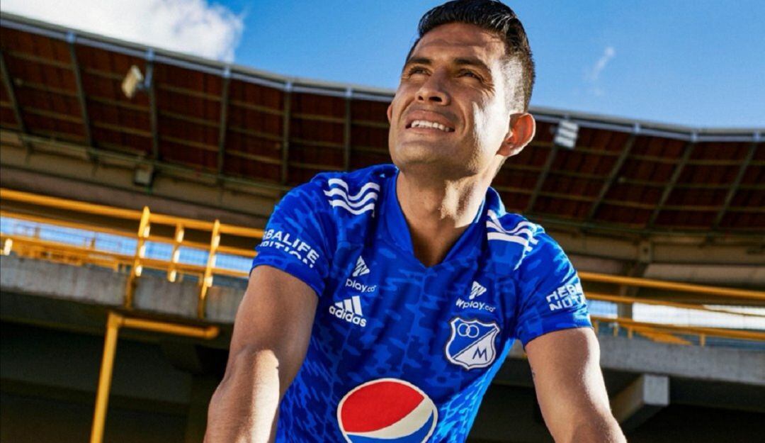 David Mackalister Silva luce la nueva camiseta de Millonarios.