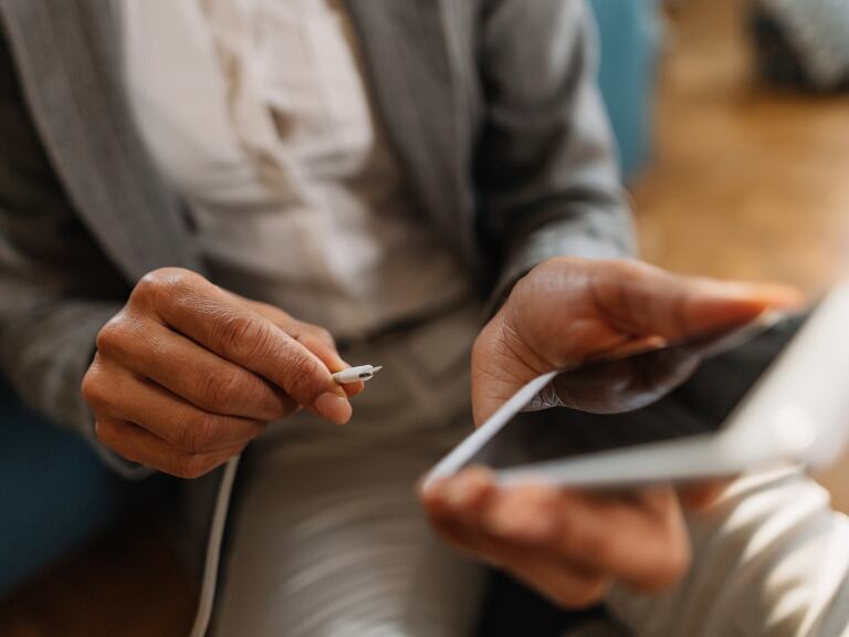¿Es seguro usar el celular mientras se carga? Foto tomada de Canva