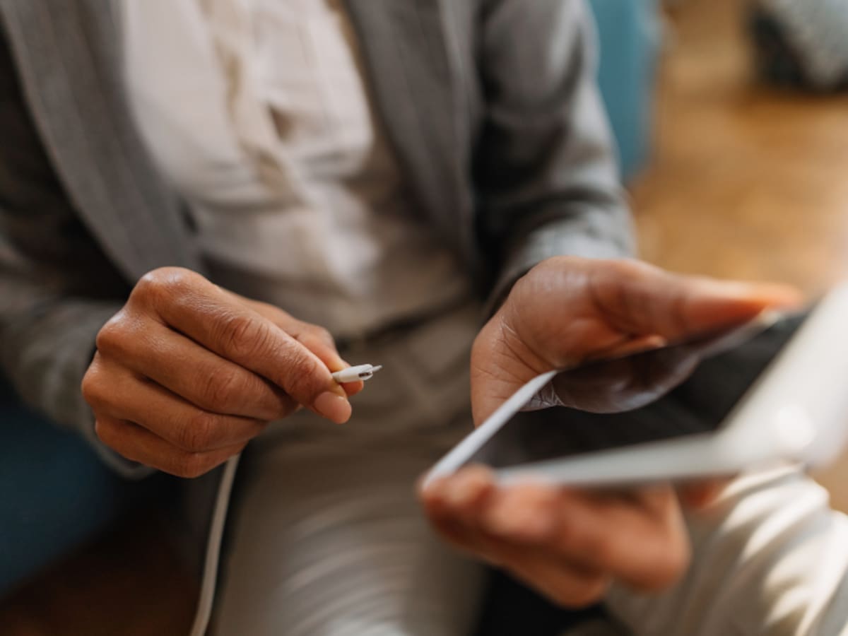 ¿Es seguro usar el celular mientras se carga? Verdades y mitos según expertos