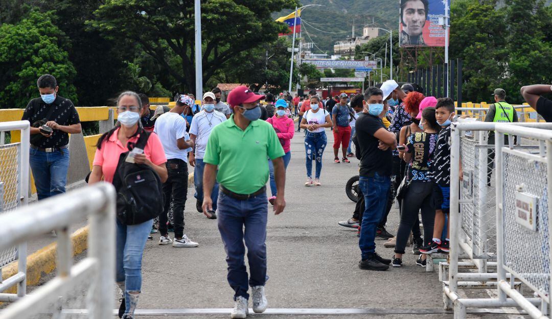 En la frontera colombo-venezolana ciudadanos esperan reapertura