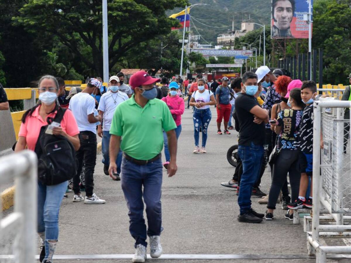 En la frontera colombo-venezolana ciudadanos esperan reapertura con Petro