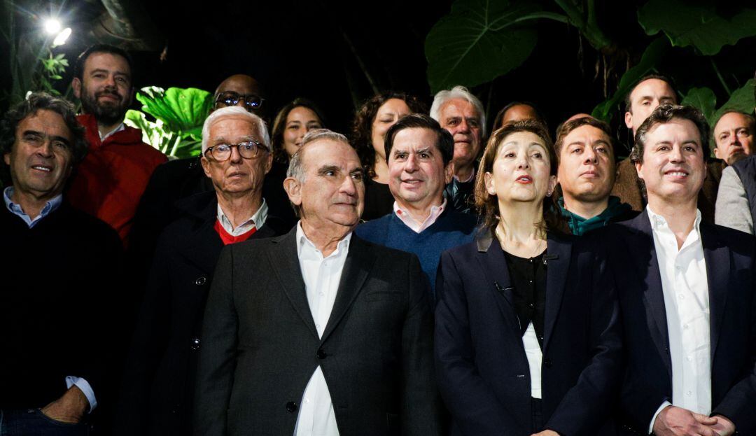 De la Calle pide a Ingrid Betancourt "posponer su aspiración presidencial"