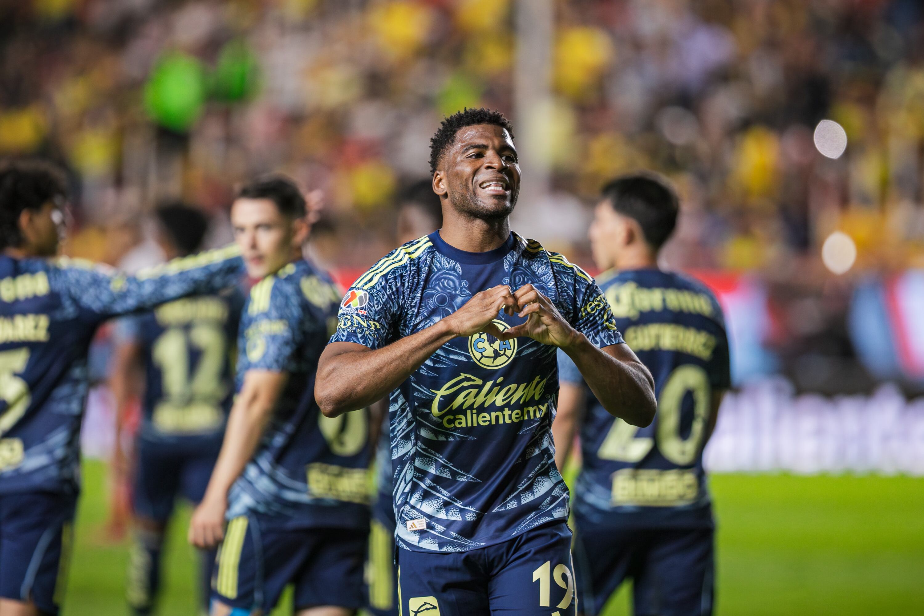 José Raúl Zúñiga festeja su primer gol con el América de México / Twitter: @ClubAmerica.