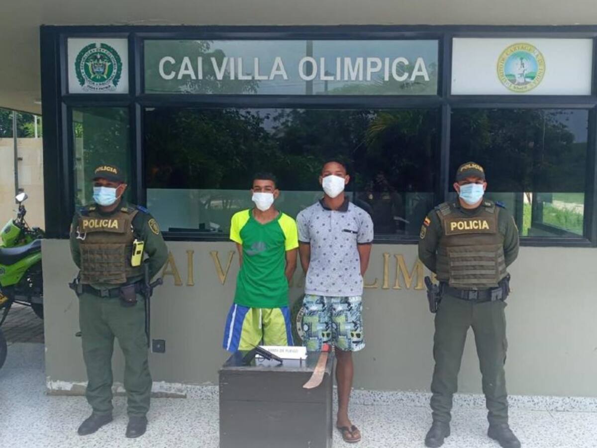 Capturaron a dos jóvenes señalados de atracar con machete en vía pública