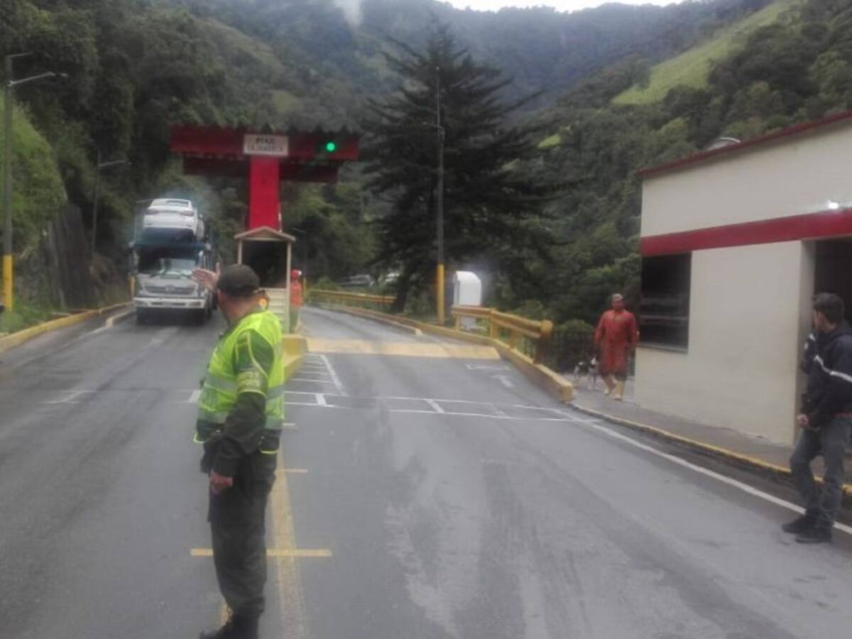 La vía a la línea reporta alto flujo de vehículos en Tolima