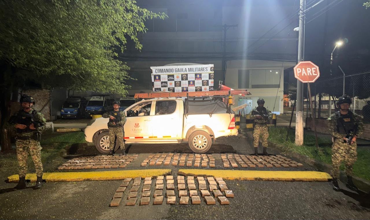 Los implicados se movilizaban en una camioneta en la que transportaban clorhidrato de cocaína. Foto: Ejército.