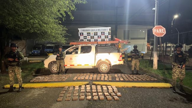 Los implicados se movilizaban en una camioneta en la que transportaban clorhidrato de cocaína. Foto: Ejército.